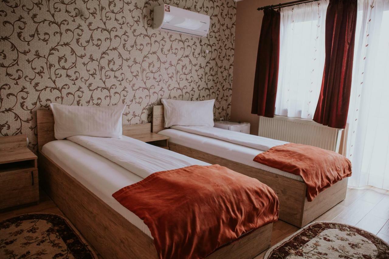 Hotel-Restaurant Milenium Salonta Luaran gambar